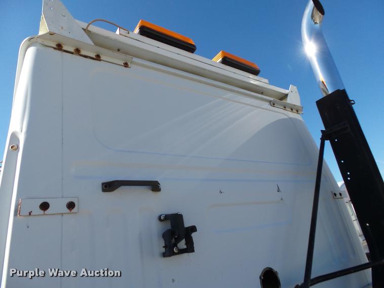 image for item K1072 1995 Volvo WIA semi truck