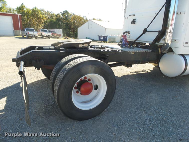 image for item K1072 1995 Volvo WIA semi truck