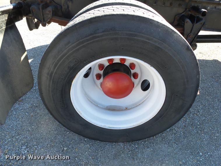 image for item K1072 1995 Volvo WIA semi truck