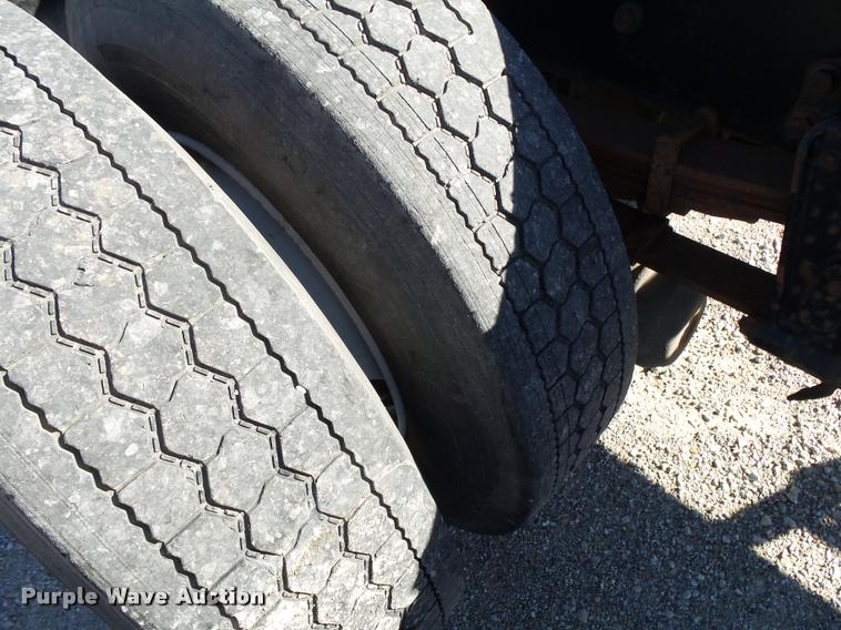 image for item K1072 1995 Volvo WIA semi truck