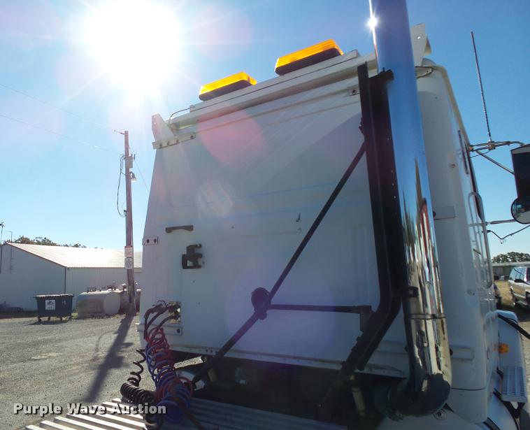 image for item K1072 1995 Volvo WIA semi truck