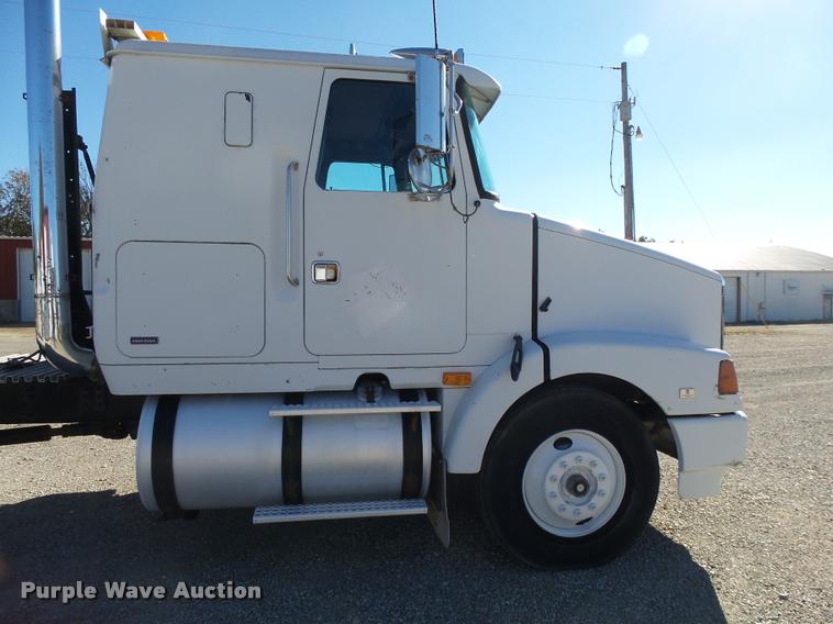image for item K1072 1995 Volvo WIA semi truck