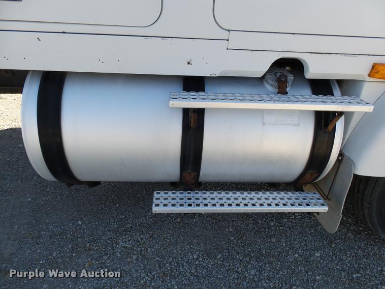 image for item K1072 1995 Volvo WIA semi truck