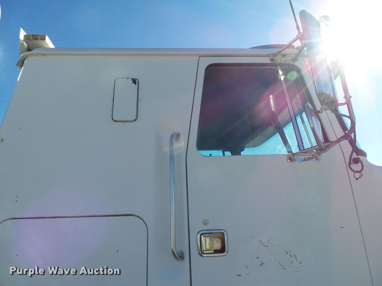 image for item K1072 1995 Volvo WIA semi truck