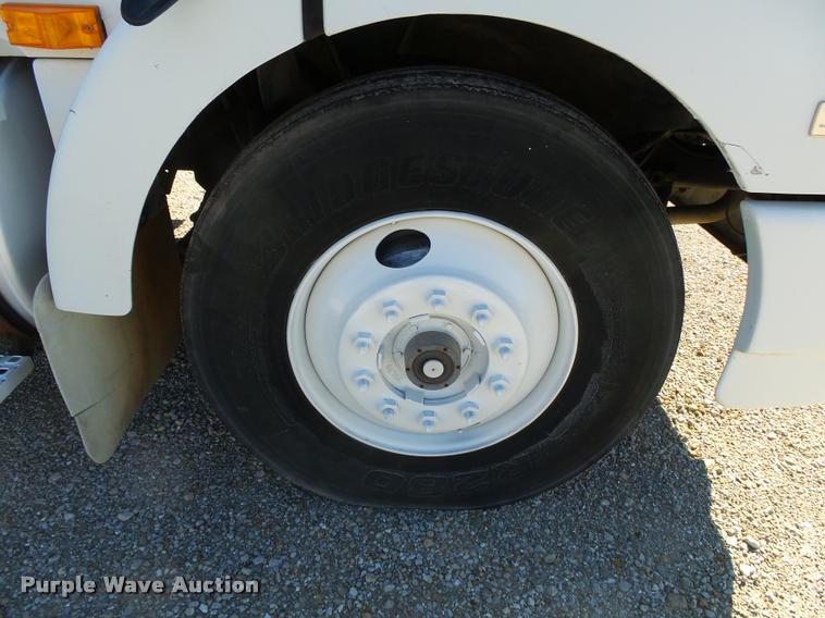 image for item K1072 1995 Volvo WIA semi truck