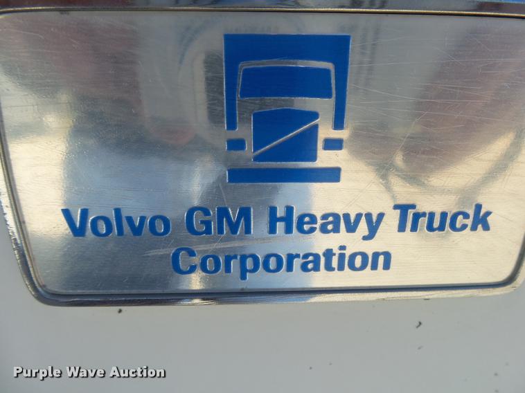 image for item K1072 1995 Volvo WIA semi truck