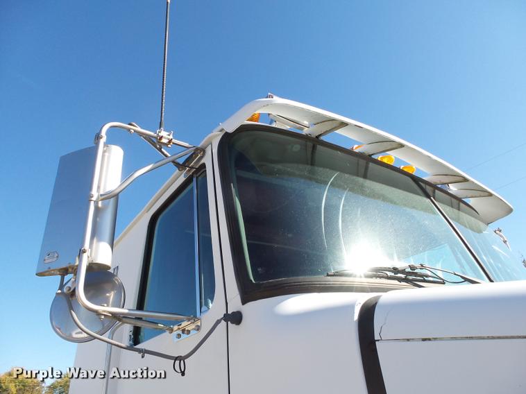 image for item K1072 1995 Volvo WIA semi truck