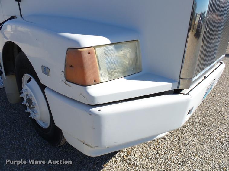 image for item K1072 1995 Volvo WIA semi truck