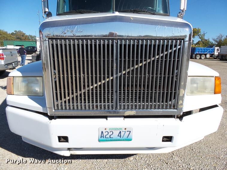image for item K1072 1995 Volvo WIA semi truck