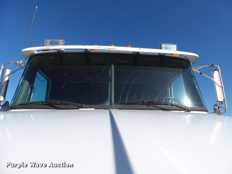 image for item K1072 1995 Volvo WIA semi truck