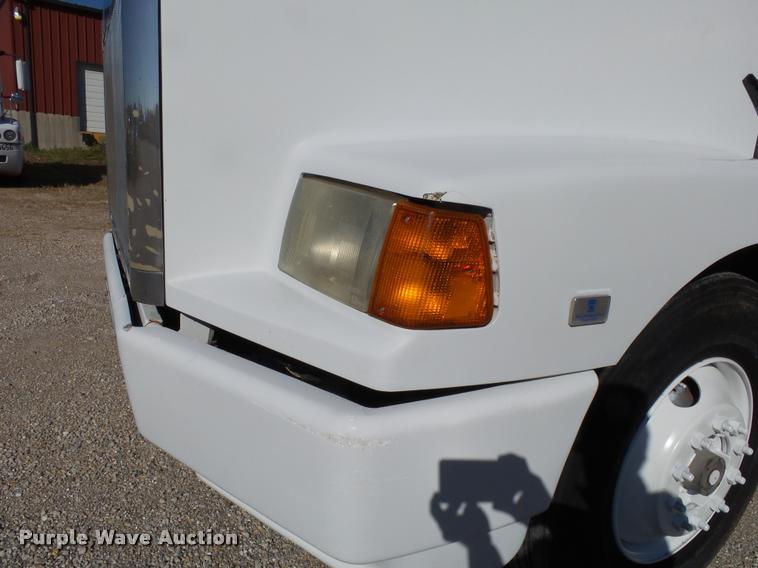 image for item K1072 1995 Volvo WIA semi truck