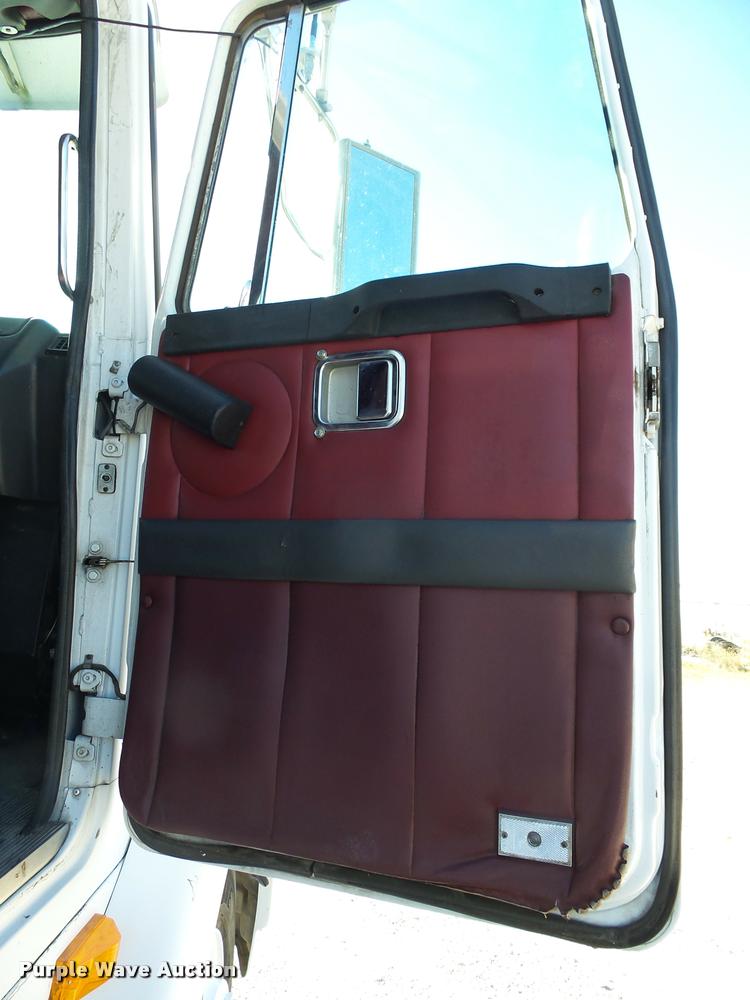 image for item K1072 1995 Volvo WIA semi truck