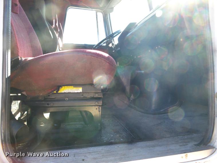 image for item K1072 1995 Volvo WIA semi truck