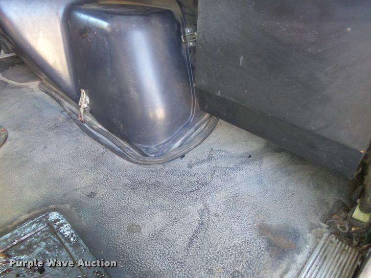 image for item K1072 1995 Volvo WIA semi truck