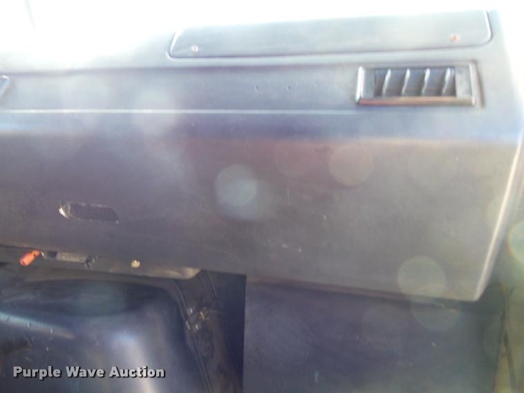 image for item K1072 1995 Volvo WIA semi truck