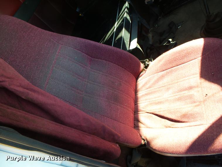 image for item K1072 1995 Volvo WIA semi truck