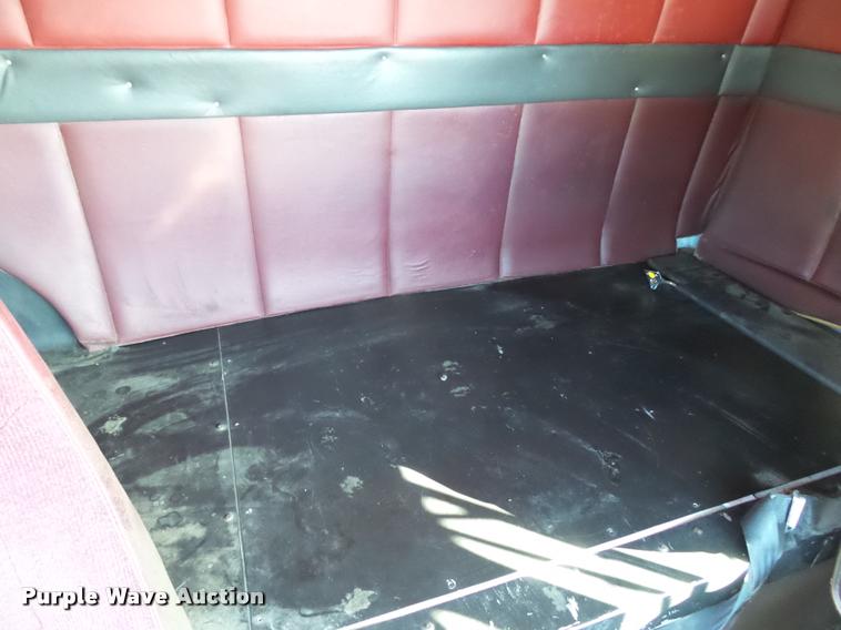 image for item K1072 1995 Volvo WIA semi truck