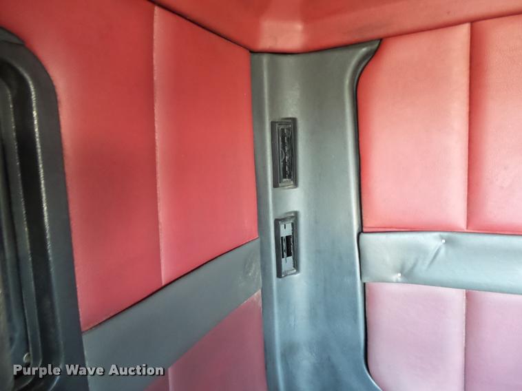 image for item K1072 1995 Volvo WIA semi truck