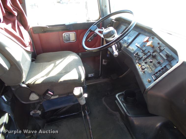 image for item K1072 1995 Volvo WIA semi truck