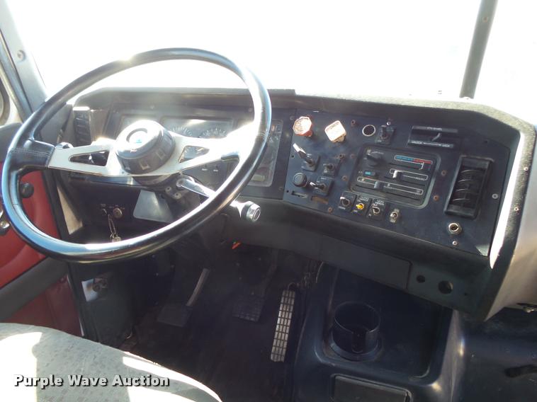 image for item K1072 1995 Volvo WIA semi truck