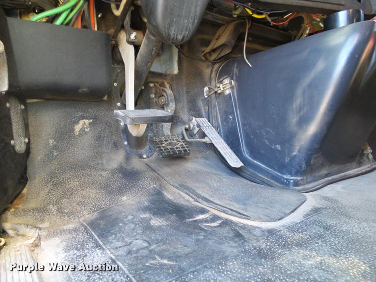 image for item K1072 1995 Volvo WIA semi truck