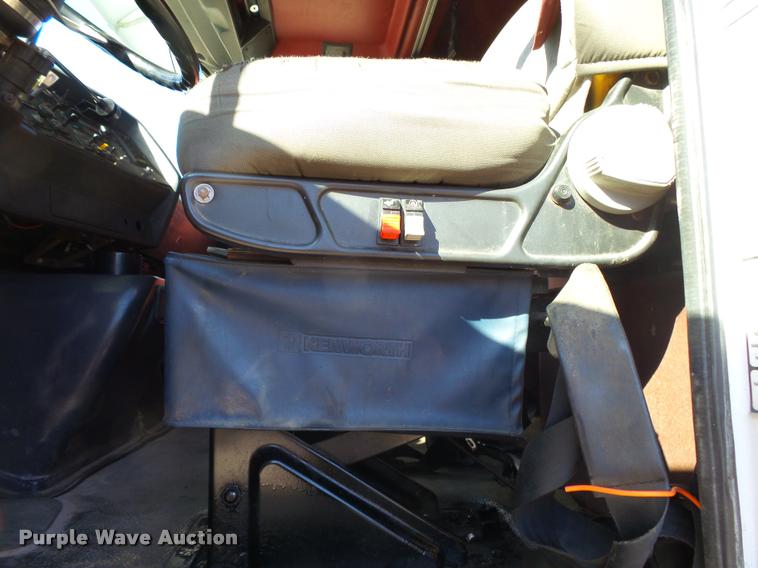 image for item K1072 1995 Volvo WIA semi truck