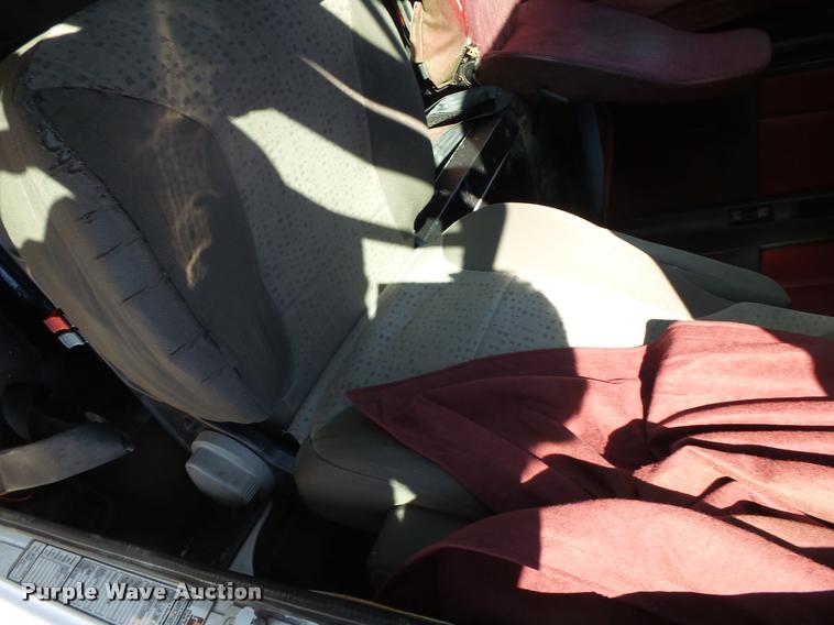 image for item K1072 1995 Volvo WIA semi truck