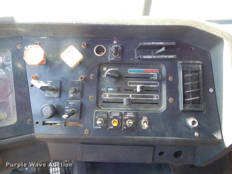 image for item K1072 1995 Volvo WIA semi truck