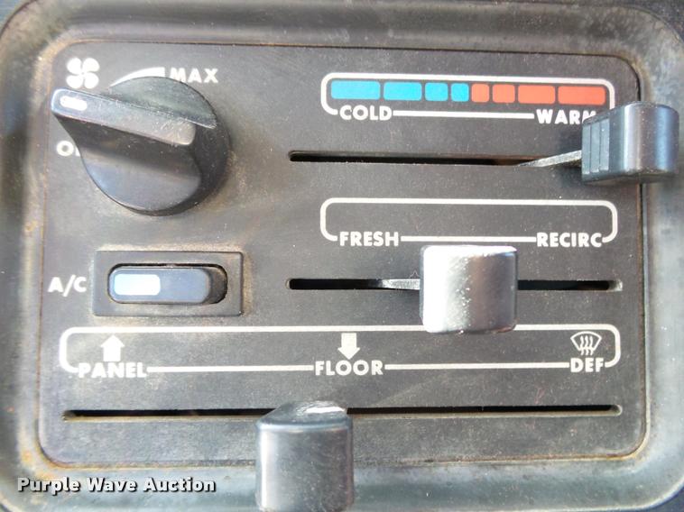 image for item K1072 1995 Volvo WIA semi truck