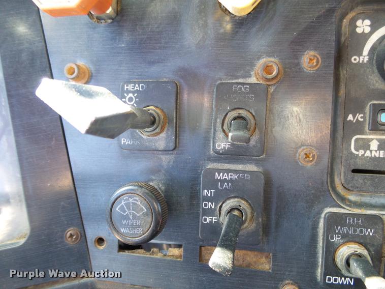 image for item K1072 1995 Volvo WIA semi truck