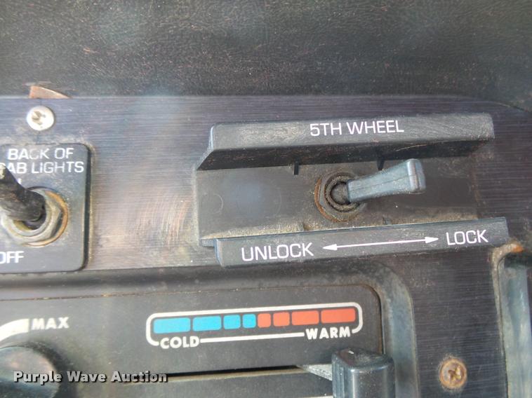 image for item K1072 1995 Volvo WIA semi truck