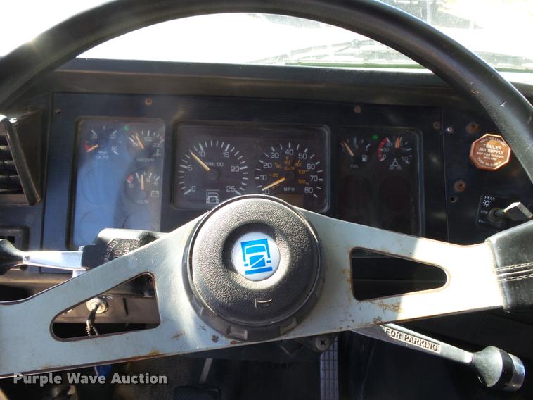 image for item K1072 1995 Volvo WIA semi truck