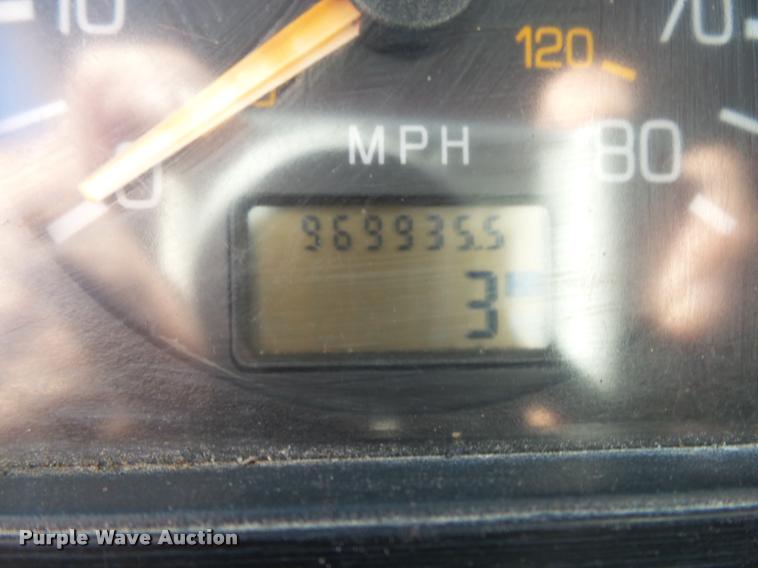 image for item K1072 1995 Volvo WIA semi truck