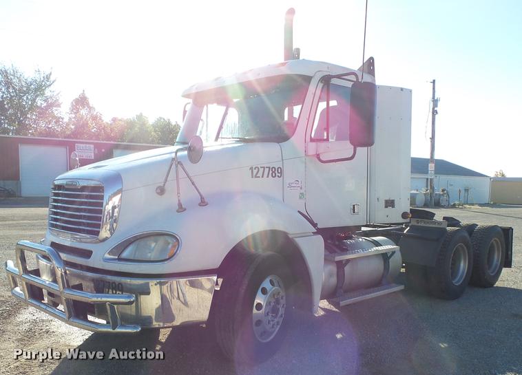 image for item K1073 2007 Freightliner Columbia semi truck