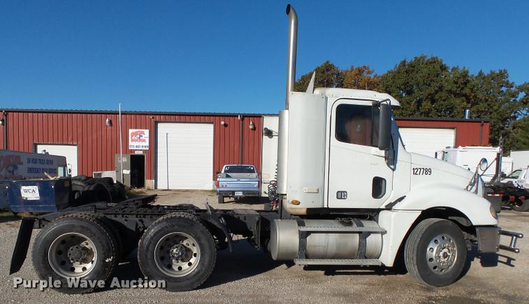 image for item K1073 2007 Freightliner Columbia semi truck
