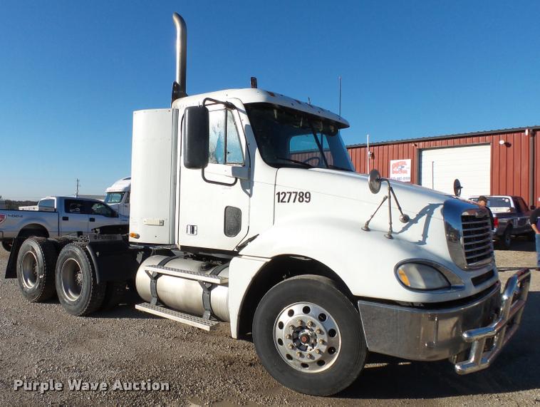 image for item K1073 2007 Freightliner Columbia semi truck