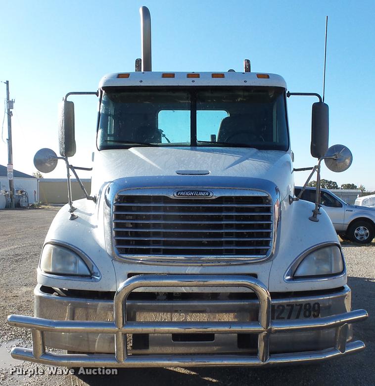image for item K1073 2007 Freightliner Columbia semi truck