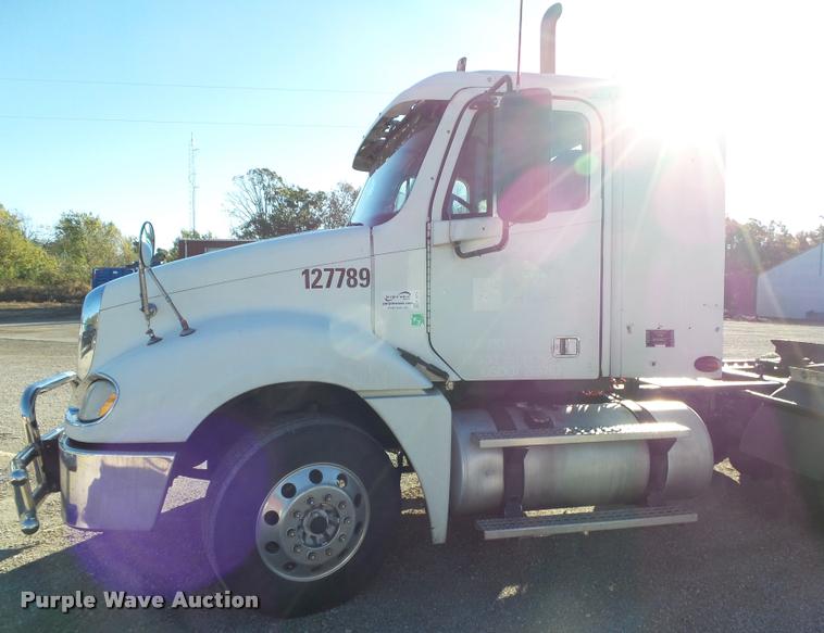 image for item K1073 2007 Freightliner Columbia semi truck