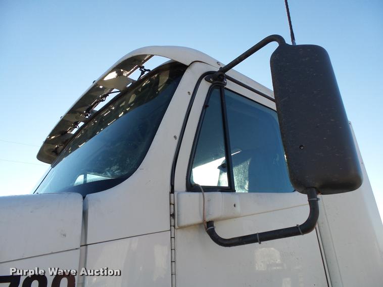 image for item K1073 2007 Freightliner Columbia semi truck