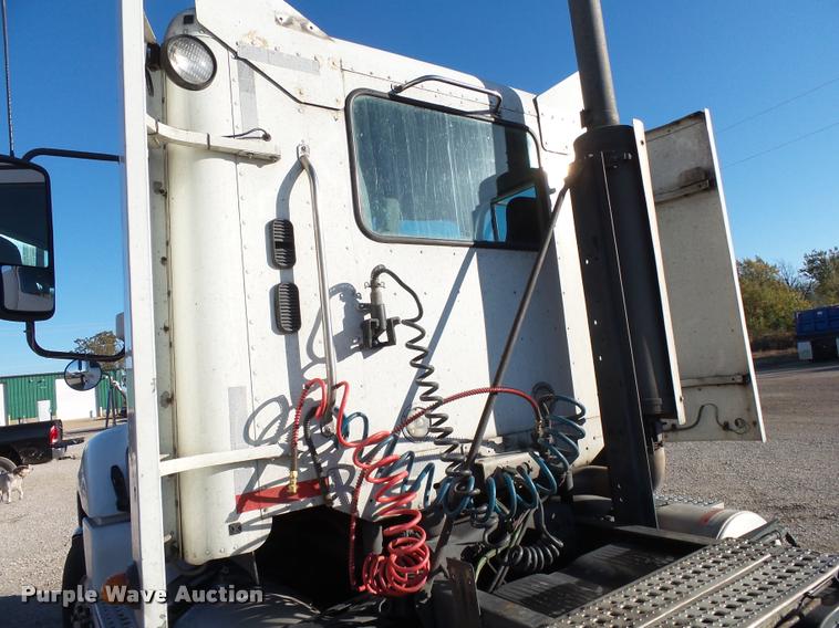 image for item K1073 2007 Freightliner Columbia semi truck