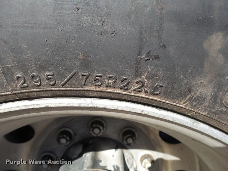 image for item K1073 2007 Freightliner Columbia semi truck