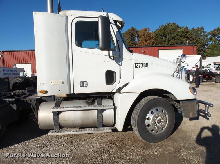 image for item K1073 2007 Freightliner Columbia semi truck