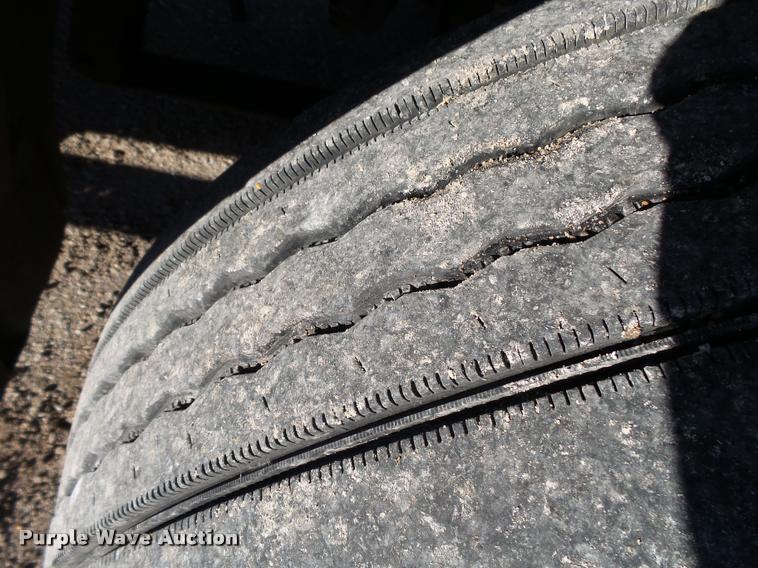 image for item K1073 2007 Freightliner Columbia semi truck