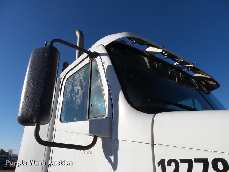 image for item K1073 2007 Freightliner Columbia semi truck