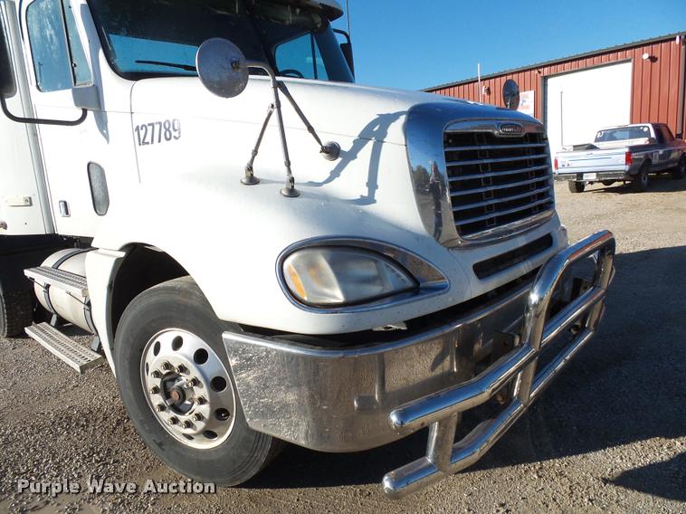 image for item K1073 2007 Freightliner Columbia semi truck