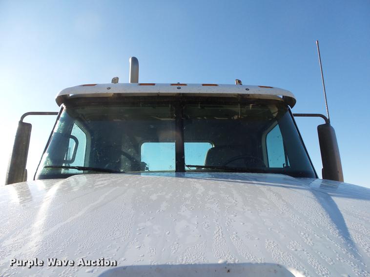 image for item K1073 2007 Freightliner Columbia semi truck