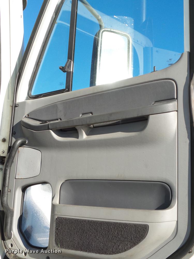 image for item K1073 2007 Freightliner Columbia semi truck