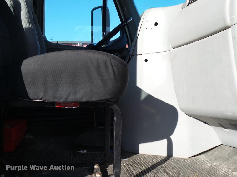 image for item K1073 2007 Freightliner Columbia semi truck