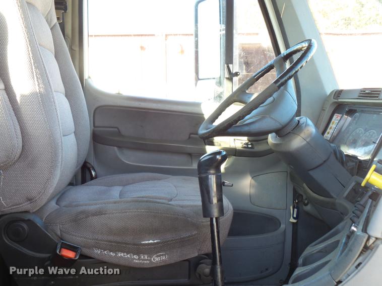 image for item K1073 2007 Freightliner Columbia semi truck