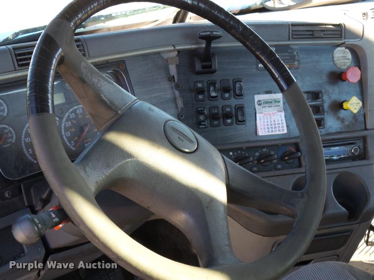 image for item K1073 2007 Freightliner Columbia semi truck
